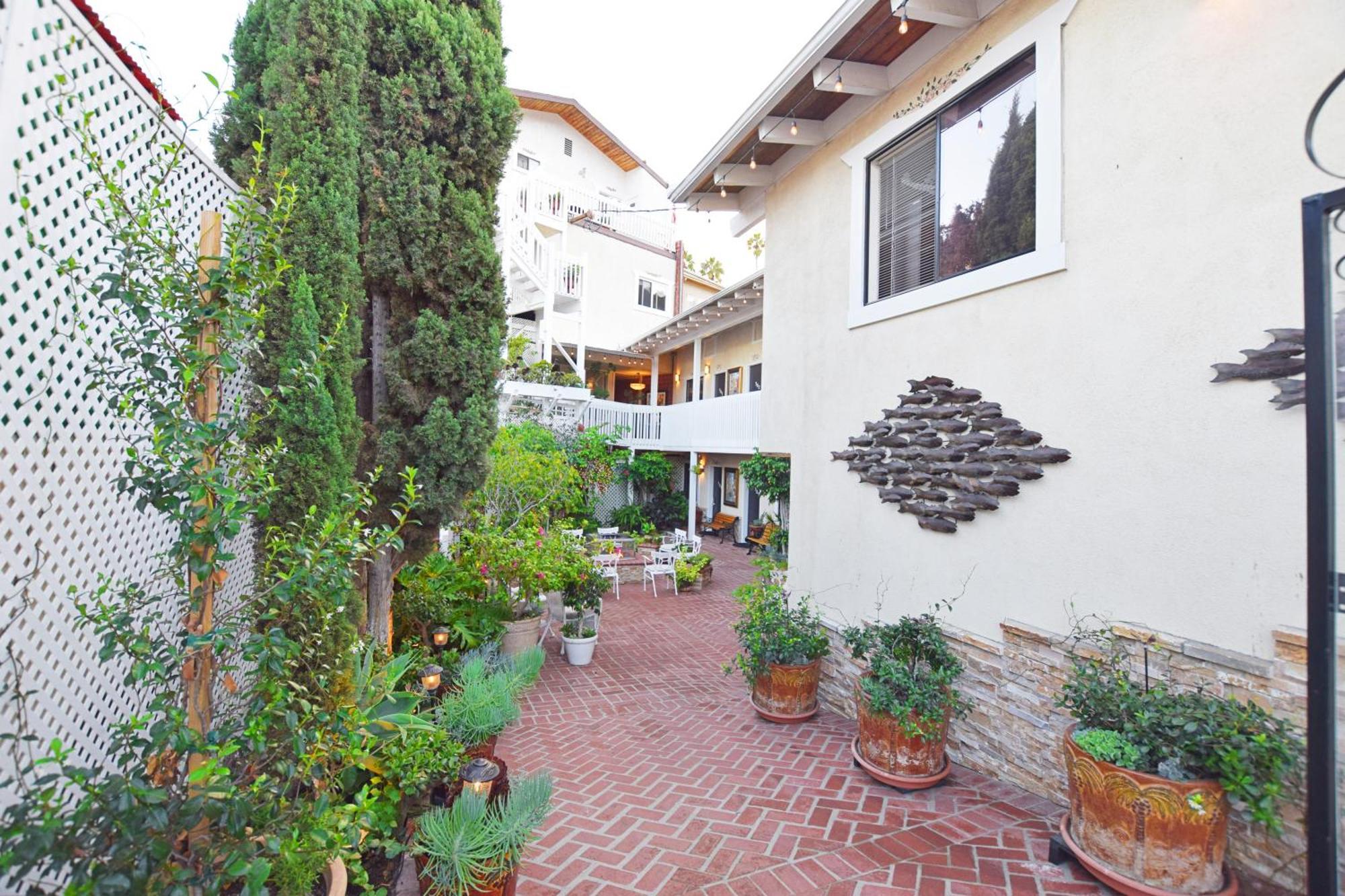 Catalina Courtyard Suites Avalon Exterior photo